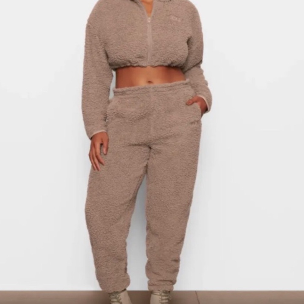 NWT 2pc SET! SKIMS BROWN SHERPA JOGGER & SWEATER CROP COLOR DESERT